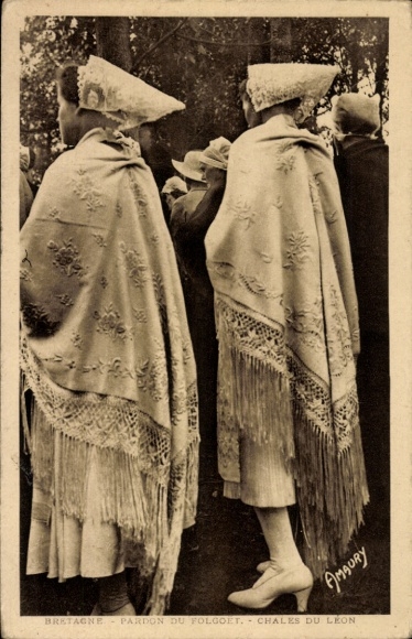 PC Le Folgoët Finistère, women in Breton costume