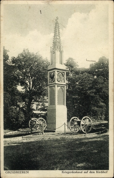 Ak Großbeeren in Brandenburg, Kriegerdenkmal auf dem Kirchhof, Geschütze