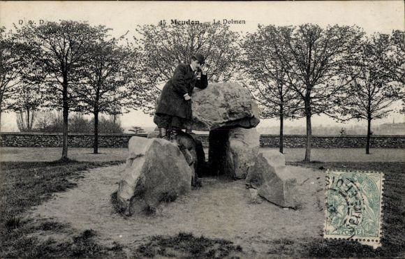 Postcard Meudon Hauts de Seine, man standing on a dolmen.