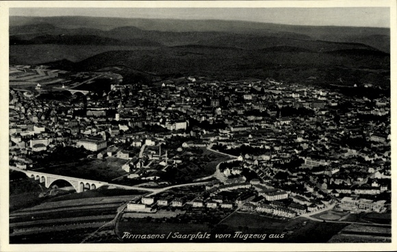 Ak Pirmasens am Pfälzerwald, Luftaufnahme von  Saarpfalz, vom Flugzeug aus