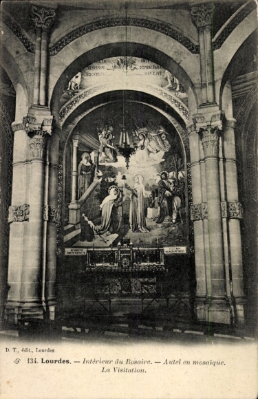 Ak Lourdes Hautes Pyrénées,  Innenansicht, Altar in Mosaik, La Visitation