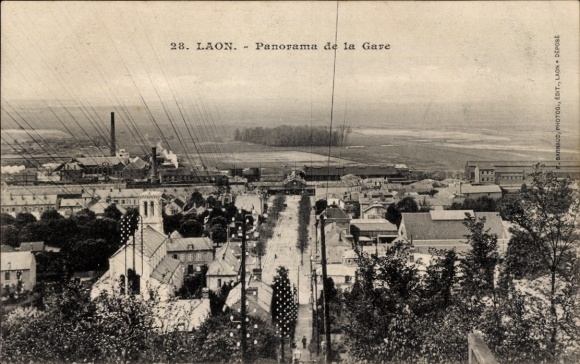Postcard Laon Aisne, Panorama de la Gare, view of the city with landscape