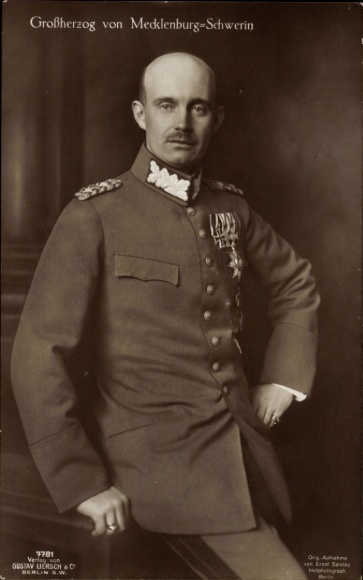 Ak Großherzog Friedrich Franz IV von Mecklenburg Schwerin, Portrait in Uniform, Orden