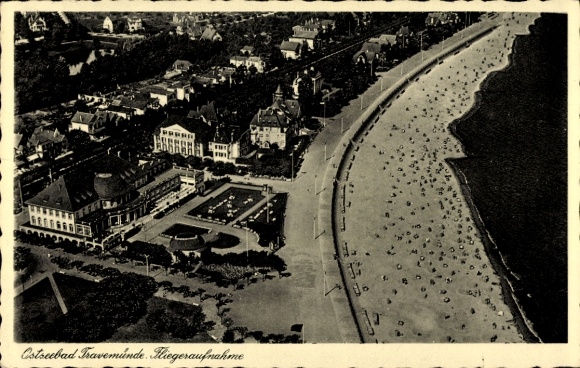 Ak Travemünde Lübeck Sleeswijk Holstein, luchtfoto van het strand en het spahuis