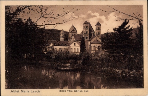 KP Glees w Eifel, Opactwo Maria Laach, widok z ogrodu, woda, drzewa, architektura