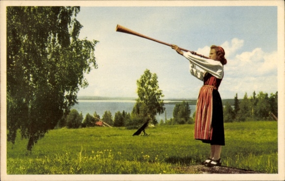 Postcard Sweden, Dalarna, Vallflicka with näverlur