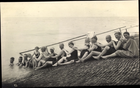 Photo Postcard Nordseebad Tossens Butjadingen, vacationers in bathing suits, group picture 1926
