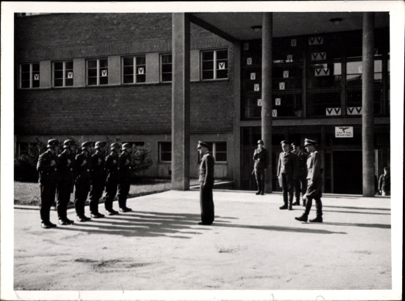 foto Hradec Králové Königgrätz stad, Wehrmacht-soldaten voor de voormalige luchtmachtschool