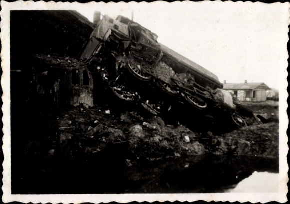 Photo Warszawa Warsaw Poland, Locomotives destroyed by air bombs, war damage, II WW