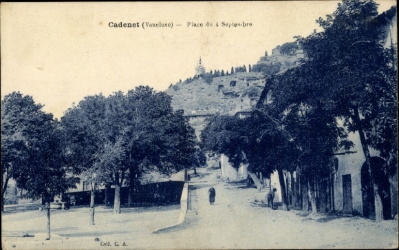 Ak Cadenet Vaucluse, Vorderseite zeigt Platz, Häuser, Bäume, Hügel, Kirche