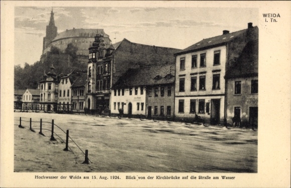 Ak Weida in Thüringen, Hochwasser 1924, Blick von der Kirchbrücke auf die Straße am Wasser