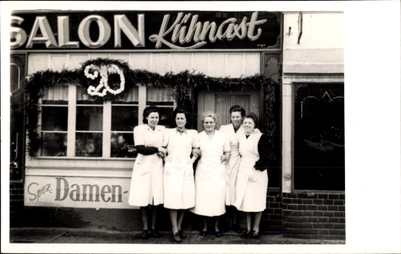 Foto Ak Frauen stehen vor Friseur-Salon Kühnast