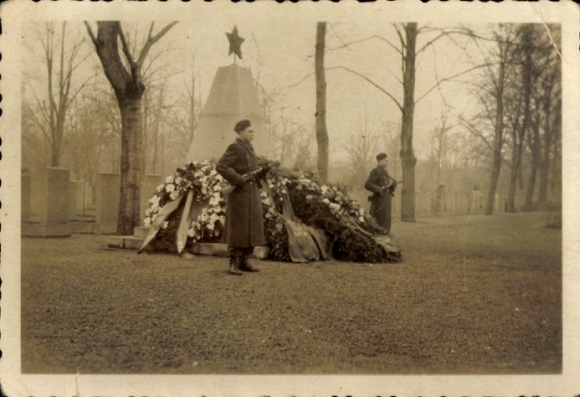 Foto Berlin, KVP Kasernierte Volkspolizei der DDR, Sowjetisches Ehrenmal, Ehrenwache, Kränze