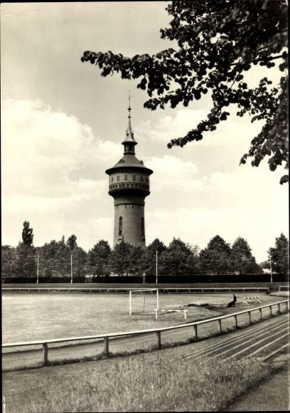 Ak Forst i.d. Lausitz, Partie am Stadion, Fußballfeld, Wasserturm