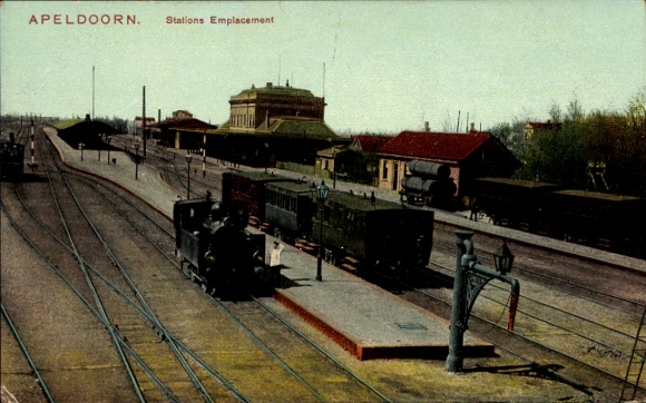 Postcard Apeldoorn Gelderland, station, track side, railway, steam locomotive