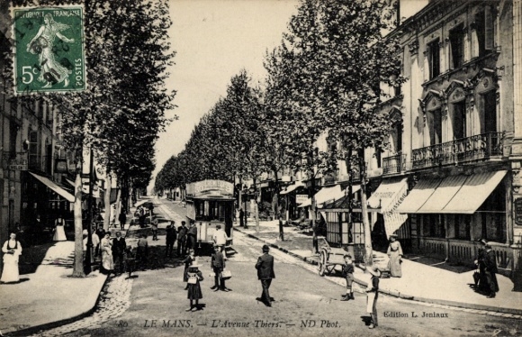 KP Le Mans Sarthe, Avenue Thiers, widok z ulicy, ludzie, tramwaj, drzewa