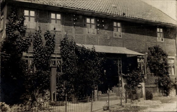 Photo Postcard Klein Escherde Nordstemmen in Lower Saxony, Klingenberg house, man at the entrance