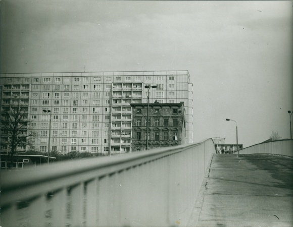 Photo Berlin Lichtenberg Alt Friedrichsfelde, Street of Liberation North 110, new building, pedestrian bridge
