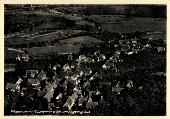 Ak Pfahlbronn Alfdorf in Württemberg, Luftaufnahme von Pfahlbronn, Häuserdachlandschaft, Waldgebi
