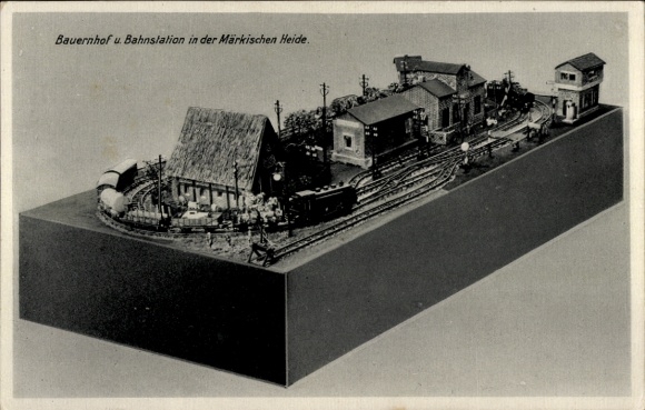 Ak Modelleisenbahn, Bauernhof und Bahnstation in der Märkischen Heide
