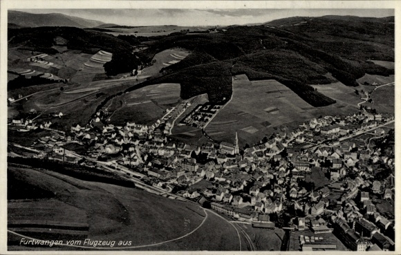 Ak Furtwangen im Schwarzwald, Luftaufnahme von  grüne Landschaft, Häuser, Berge