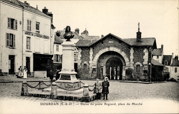 Ak Dourdan Essonne, Statue du poete Regnard, place du marche