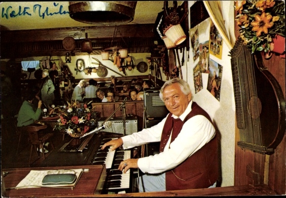 Ak Entertainer Walter Huber bei Maria und Addi Hellwig im Kuhstall, Klavier, Autogramm
