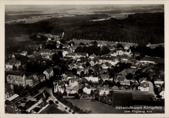 Ak Königsfeld im Schwarzwald Baden, Luftaufnahme von  hügelige Landschaft, charmante Häuser
