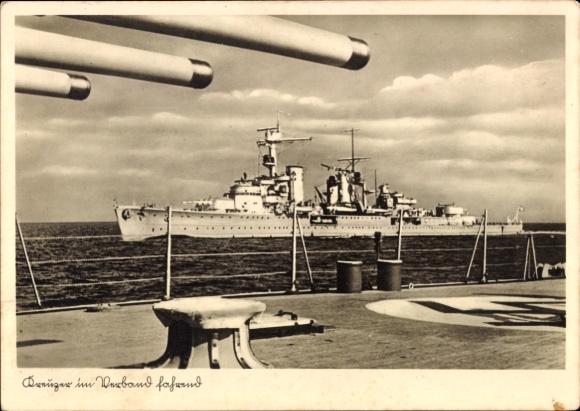 Ak Deutsches Kriegsschiff, Kreuzer im Verband fahrend, Kriegsmarine, EAS