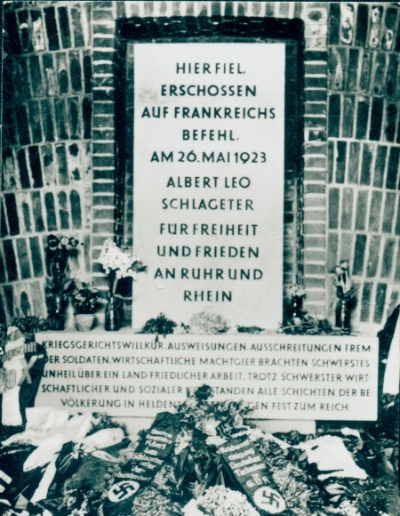 Collective picture picture documents of our time No. 124, Dusseldorf, Schlageter National Monument, inscription