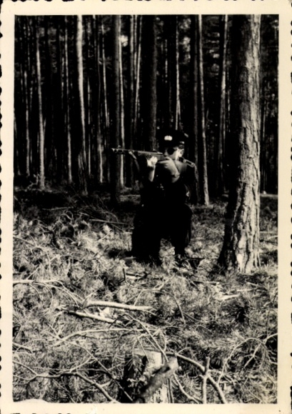 Foto Weida Thüringen, KVP Kasernierte Volkspolizei der DDR, Gewehrübung im Wald