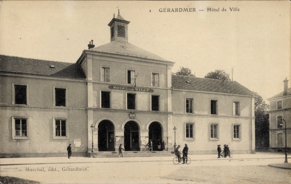 Ak Gérardmer Lothringen Vosges, Hôtel de Ville,  Menschen auf der Straße, Fahrräder