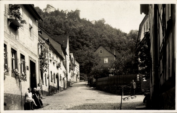Ak Leutenberg in Thüringen, Friedensburg, idyllische Straße, alte Gebäude, ruhige Atmosphäre