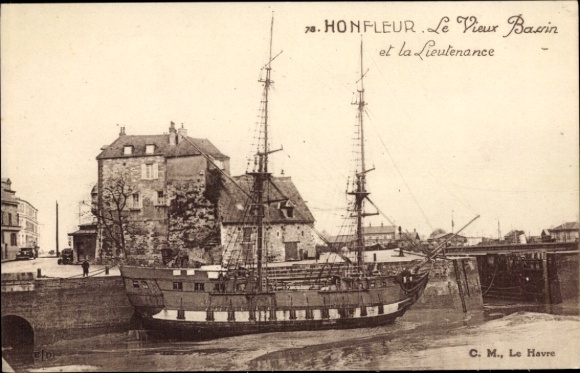 Ak Honfleur Calvados, Alter Hafen, Segelschiff, Gebäude, Wasser,  Atmosphäre