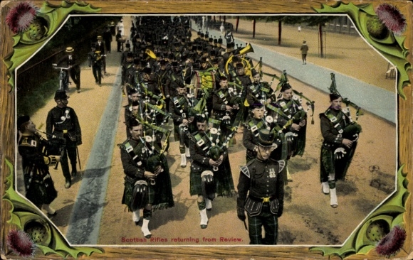 Passepartout Postcard Scottish soldiers in uniforms, musical instruments