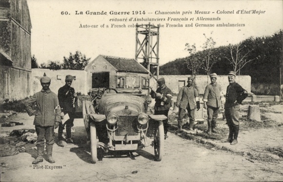 Postcard Chaucoin Seine et Marne, Colonel d'Etat Major entoure d'ambulanciers Francais et Allemands