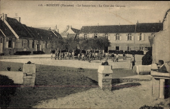 Postcard Roscoff Finistère, Sanatorium, children playing in the yard,