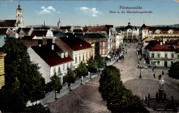 Postcard Fürstenwalde an der Spree, view of Münchebergerstraße, cityscape, people, statues