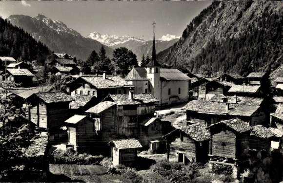 KP Blatten w pobliżu Naters, kanton Valais, fotografia czarno-biała, krajobraz górski, budynek drewniany, kościół
