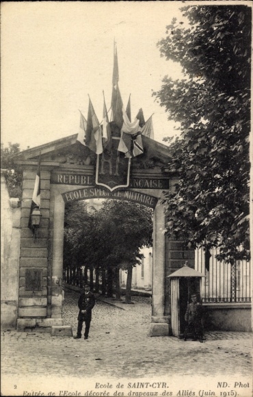 Ak Saint Cyr Yvelines, Entree de l'Ecole decoree des Drapeaux des Allies