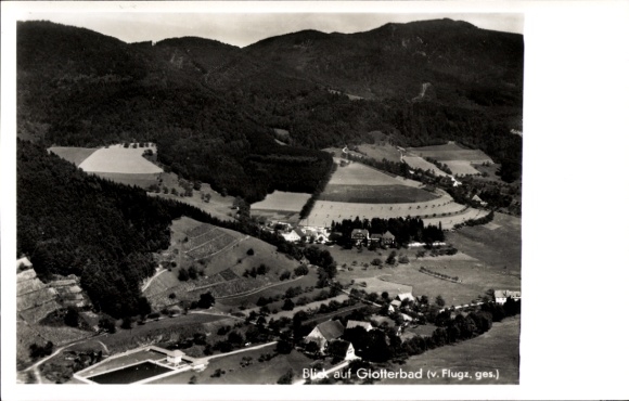 Ak Glotterbad im Schwarzwald, Luftaufnahme von  Berglandschaft, landwirtschaftliche Flächen