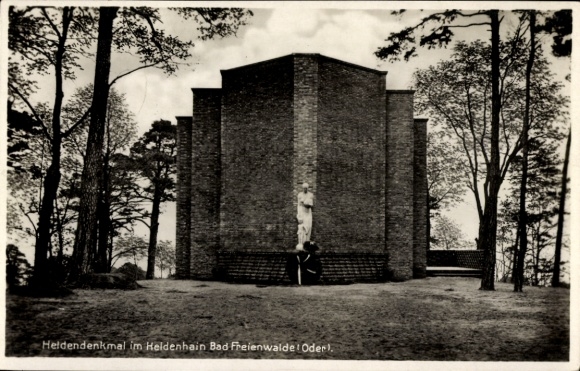 Postcard Bad Freienwalde Oder, Heroes' Memorial in the Heroes' Grove