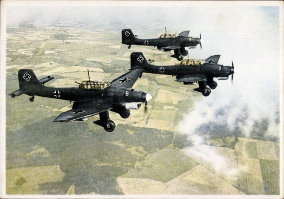 Ak Deutsche Luftwaffe, Junkers Ju 87 Sturzkampfflugzeuge auf Feindflug, Stuka