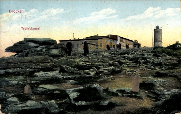 Ak Brocken im Harz,  Teufelskanzel, Felsenlandschaft, s Gebäude, Menschen