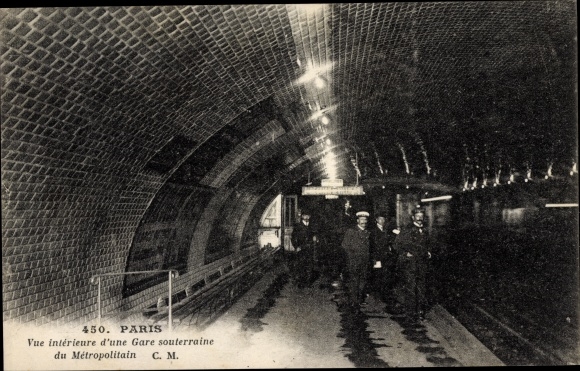 Postcard Paris, Interior view of an underground Metropolitain station, U-Bahnhof