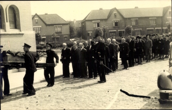 Foto Trauerzug, Bestattung, Sarg, Trauernde Menschen