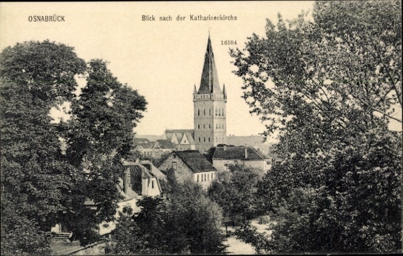 Ak Osnabrück in Niedersachsen, Blick nach der Katharinenkirche, hoher Turm, grüne Bäume