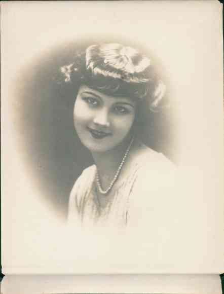 Foto Combalie, Henri, Toulouse, Portraitfotografie, Frau mit Kurzhaarfrisur und Perlenkette