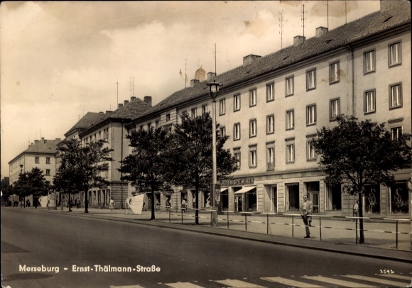 Ak Merseburg an der Saale, Ernst-Thälmann-Straße, Stadtansicht, Gebäude, Straßenlaterne