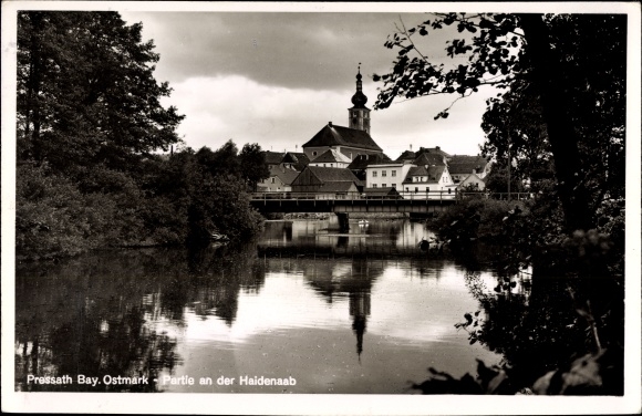 Ak Pressath in der bayerischen Ostmark, Partie an der Haidenaab, Blick zur Kirche